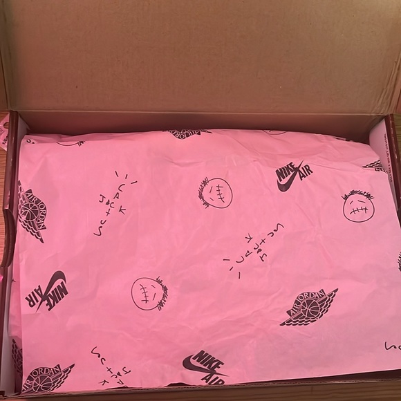 Extra shoe laces in the box and are worn - Picture 7 of 8